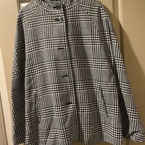 Chic Houndstooth Cape in Black and White